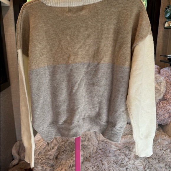 Poof apparel Stylish Colorblock Crew Neck Sweater Small - Picture 3 of 3